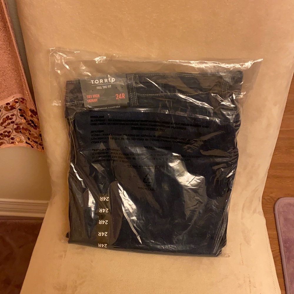 🌸Brand new Torrid Sky High denim hem jegging jeans 🌸